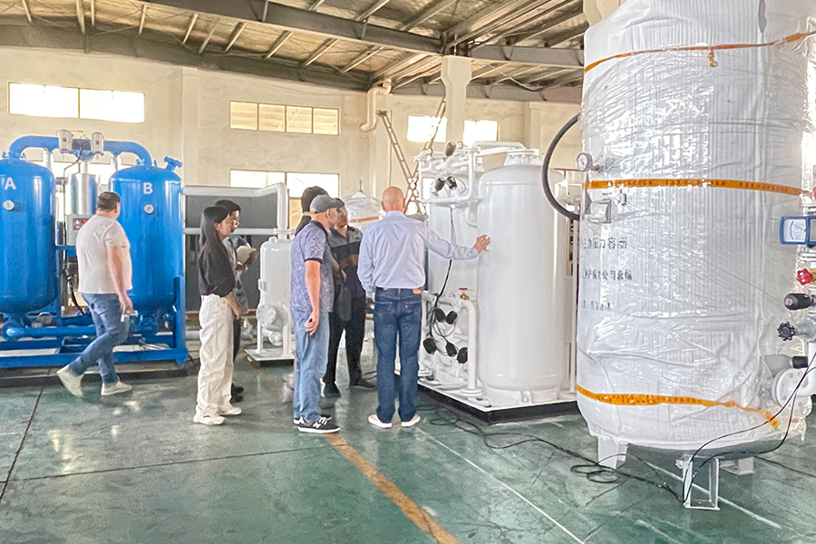 Russische klanten bezoeken onze fabriek om de uitstekende kwaliteit van de stikstofgenerator te beoordelen