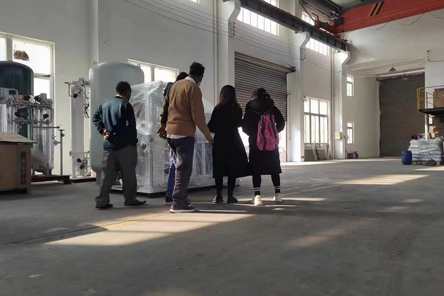 Indiase klant bezoekt fabriek van “Jiangsu Luoming” en inktcontract voor zuurstofgenerator van 20 Nm3/u